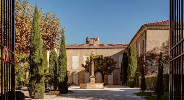 Spacious Castle in Jonquières With Swimming Pool, Prenota Hotel Orange Valchiusa