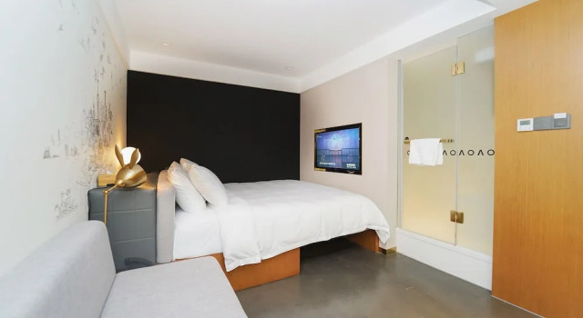 Номер Economy No. 8 Art Hotel
