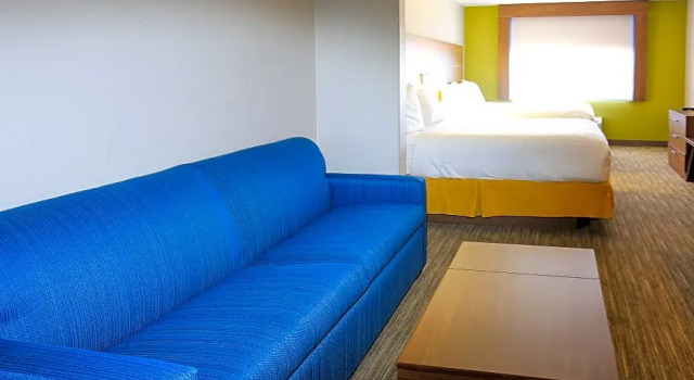 Четырёхместный люкс c 1 комнатой Holiday Inn Express Hotel & Suites Hesperia by IHG