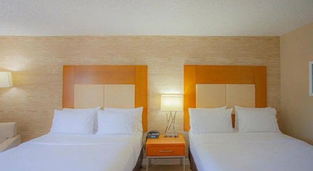 Четырёхместный номер Deluxe Holiday Inn & Suites Spring - The Woodlands