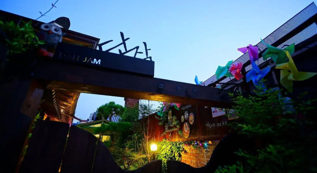 Jeonju Hanok Maeul Danjam Hanok, Забронировать Отель Чонджу Чолла-Пукто, рядом с Конфуцианская школа хянгё в Чонджу