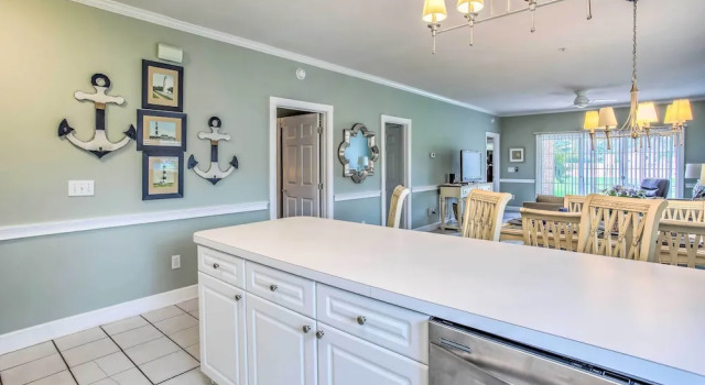Tasteful Myrtle Beach Condo With Patio & Pool!, Забронировать Апартаменты/квартира Отели Миртл-Бич с парковкой, рядом с PineHills Palmetto at Myrtlewood Golf Club, Парковка