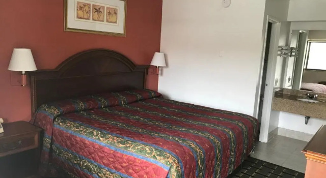 Номер Standard Days Inn by Wyndham Charlotte University