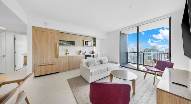 Luxe 2-BD Condo in Downtown - City Views, Забронировать Апартаменты/квартира Апартаменты штата Флориды, Апартаменты/квартира