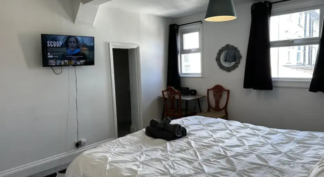 Family Friendly One Bedroom Apartment w King Bed, Забронировать Апартаменты/квартира Отели Колчестера с парковкой, рядом с Ратуша Колчестера, Парковка