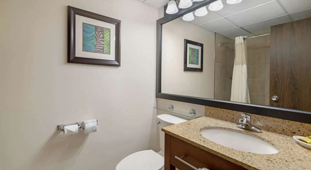 Четырёхместный номер Standard с балконом и с видом на бассейн Best Western Plus Plattsburgh