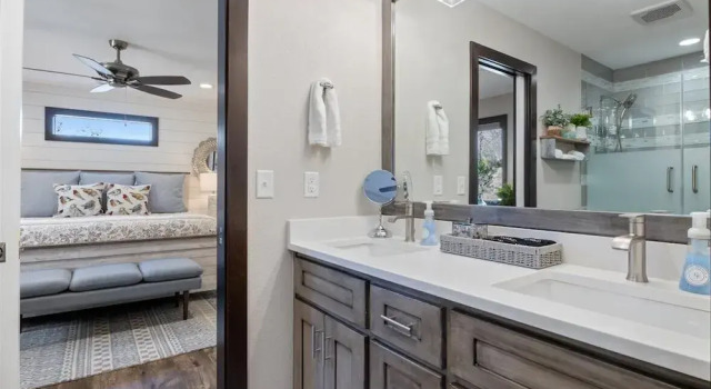 Коттедж Loto Pointe, Updated Luxury Home w/ Boat & PWC Slip, Boat Ramp, Firepits, Pool Table & More!