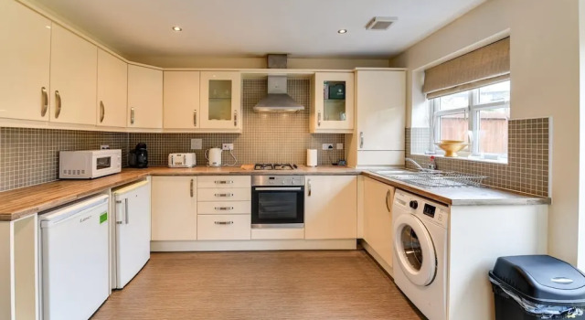 Charming 2-bed House in Middleton Manchester, Забронировать Отель Отели Англии 3 звезды, 3*