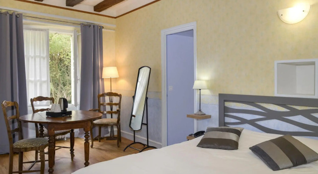 Logis Manoir De La Giraudière, Book Hotel  