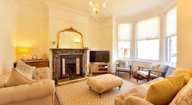 Коттедж Bellevue Road - Stunning 3 storey home only a stones throw away from the beach