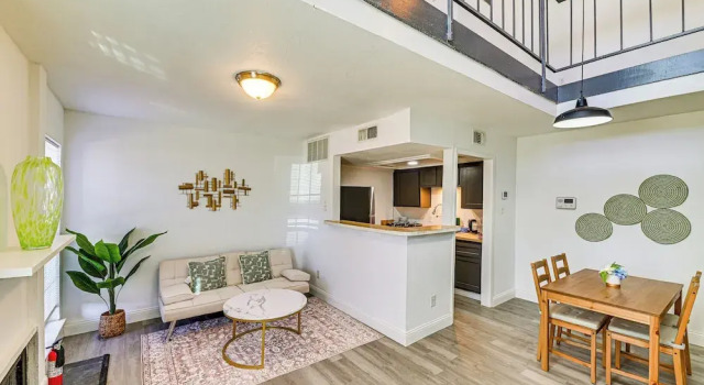 Апартаменты Loft-style Condo in Vickery Midtown: 3 Mi to Smu!