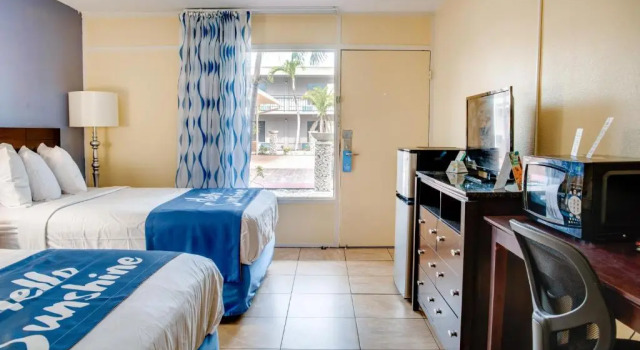 Четырёхместный номер Standard Days Inn by Wyndham St. Petersburg / Tampa Bay Area