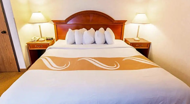 Двухместный люкс Quality Inn & Suites University