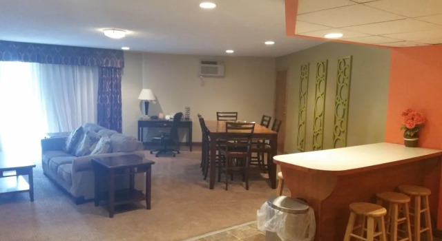 Howard Johnson Grand Forks, Забронировать Отель Отели Гранд-Форкс 3 звезды, 3*
