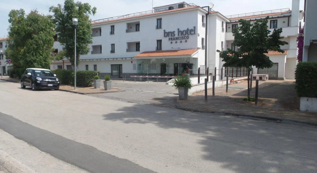 BNS Hotel Francisco, Забронировать Отель Байя-Домиция Кампания