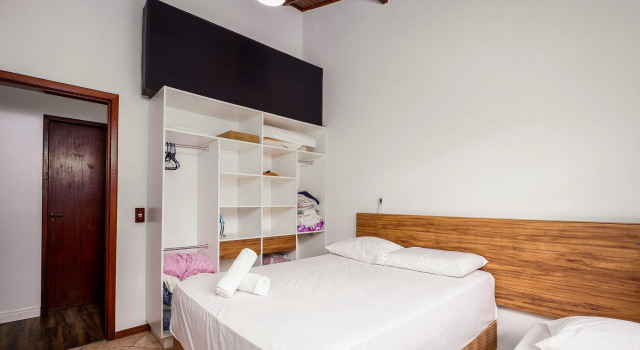 Ótima casa c/ piscina e 4 quartos em Jurere RDA030