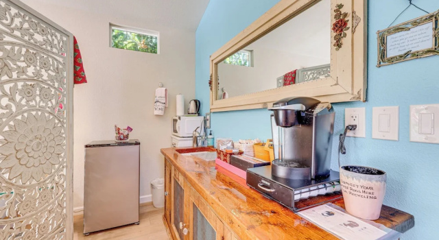 Коттедж c 1 комнатой Romantic Casita w/ Garden + Deck 2 Miles to Plaza!