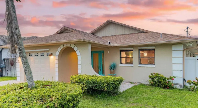 Коттедж Private Pool + Sunroom Beach Escape at Manatee