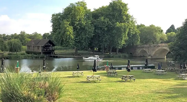 Номер Standard с видом на реку Shillingford Bridge Hotel