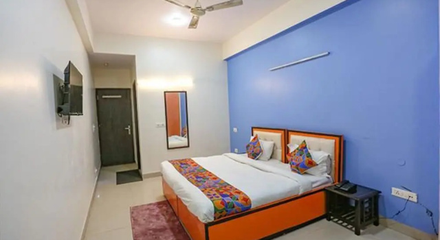 Номер Deluxe FabHotel Red Roof Residency