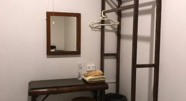 Одноместный номер окно выходит в коридор Fanned Lamphuhouse Bangkok