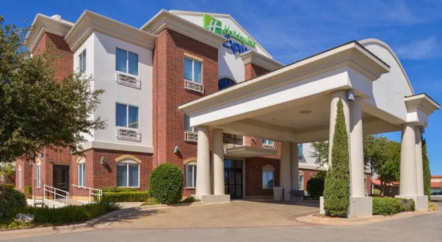Четырёхместный номер Standard Holiday Inn Express Hotel & Suites Abilene Mall South by IHG