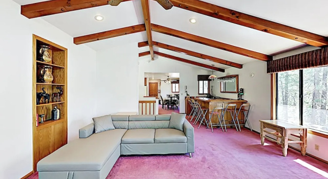 New Listing! Fireside Fun W/ Deck, Game Room & Bar 2 Bedroom Home, Забронировать Дом для отпуска Виллы Биг-Бэр-Лейк, рядом с Big Bear Queen Lake Tours, Вилла