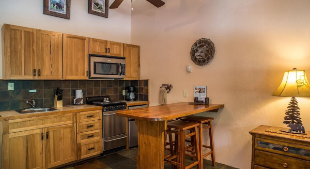 Люкс Cottam's Lodge by Alpine Village Suites