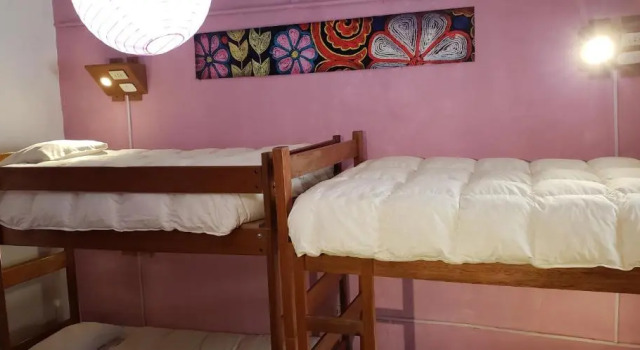 Pat în dormitor (dormitor pentru femei) Pirwa Colonial Hostel