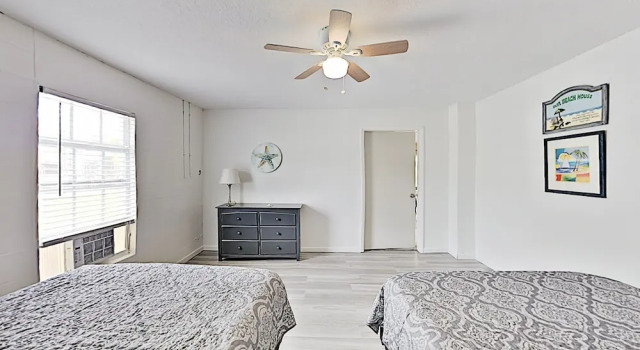 Immaculate Canal W/ Pool, Dock & Game Lounge 4 Bedroom Home, Book Hotel Hoteller i Apollo Beach med pool, Swimmingpool