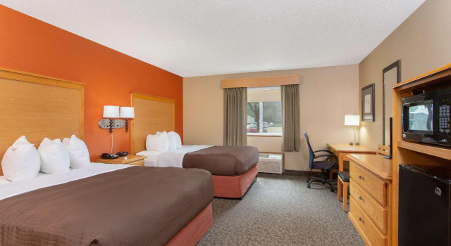 Четырёхместный номер Standard AmericInn by Wyndham Boscobel