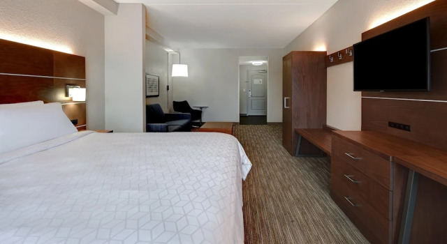 Двухместный люкс Holiday Inn Express Hotel & Suites Smyrna-Nashville Area by IHG