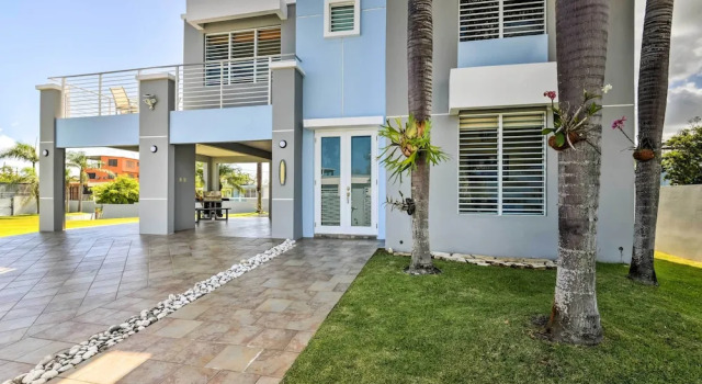 Oceanside Vega Baja Beach House Paradise w/ Views!, Забронировать Дом для отпуска Вега-Баха Северное Пуэрто-Рико