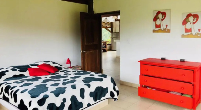 Elegant Home in Private Ecological Property, with Private River - Bird Watching 240 Bird Species, Prenota Hotel Nanegal Pichincha