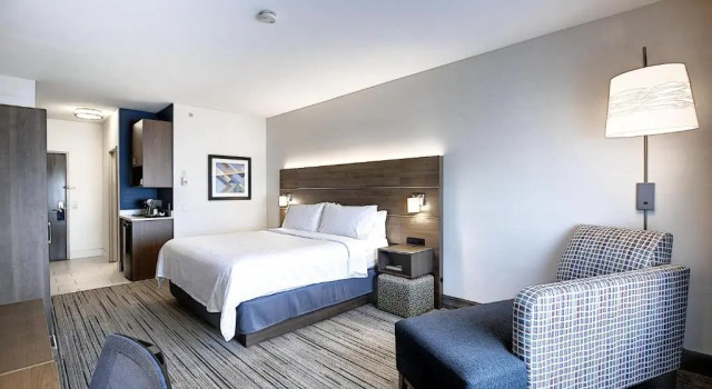 Номер Standard Holiday Inn Express Airport Calgary by IHG