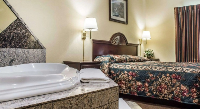 Econo Lodge & Suites