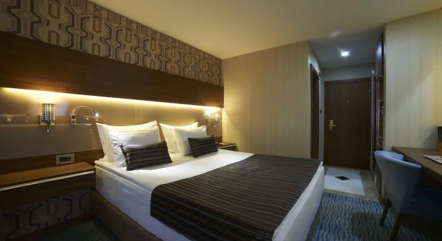 Номер Deluxe Saffron Hotel