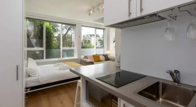 Lovely Studio With Free Parking in East Melbourne!