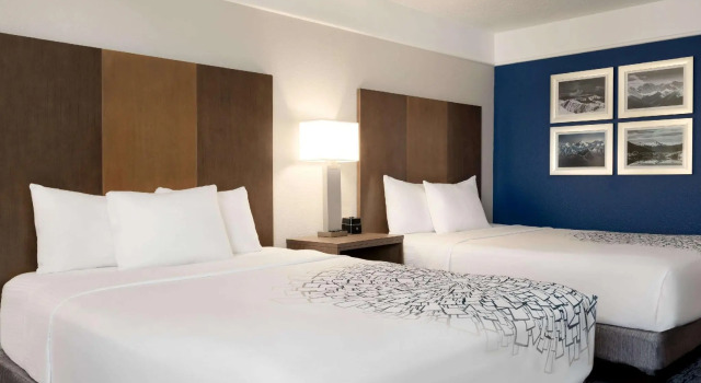 Четырёхместный номер Standard La Quinta Inn and Suites by Wyndham at WaTiki Waterpark
