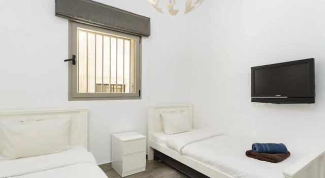 Family Apt & Private Garden near Beach by FeelHome, Забронировать Апартаменты/квартира Отели Тель-Авива с парковкой, рядом с Пляж Иерусалим, Парковка