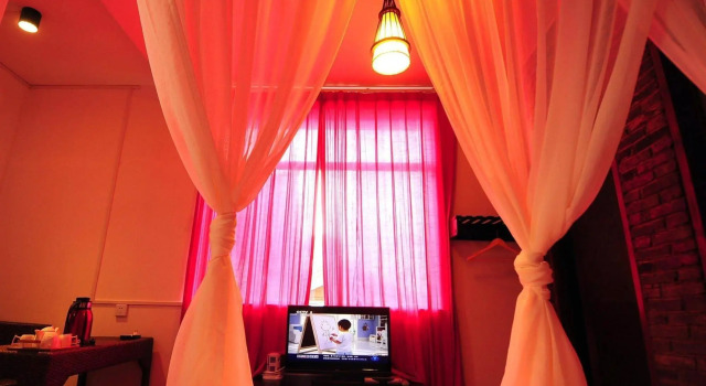 Warm Flowers Guesthouse, Забронировать Отель Лицзян Юньнань, рядом с Улица Сквер-стрит Древнего города Даянь