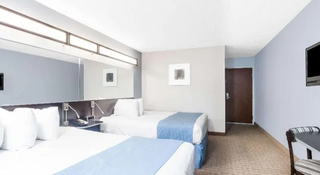 Четырёхместный номер Standard Microtel Inn & Suites Bath