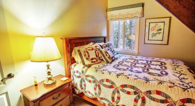 Lloyds Lodge Vacation Rental 4 Bedrooms 2 Bathrooms Home, Забронировать Дом для отпуска Карнелиан-Бэй Норт-Лейк-Тахо