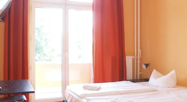 Двухместный номер Standard с балконом Happy Go Lucky Hotel + Hostel