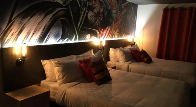 Четырёхместный номер Standard с балконом Hotel Historique et Manoir Route 66
