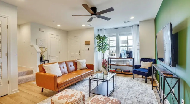 Great for Families! Townhome 9 Mi to Harpers Ferry, Buchen Sie Ferienwohnung Charles Town 