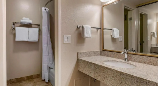 Номер Standard с балконом Best Western Plus Royal Oak Hotel