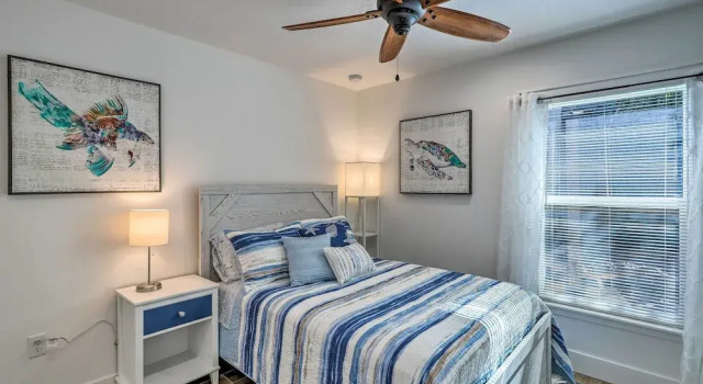 Chic Cocoa Beach Oasis w/ Pool - Steps to Shore!, Varaa Hotelli Hotellit Space Coast pysäköinnillä, Pysäköinti