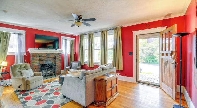 Walk to State St! Bristol Craftsman w/ Backyard, Prenota Casa vacanze Bristol Virginia