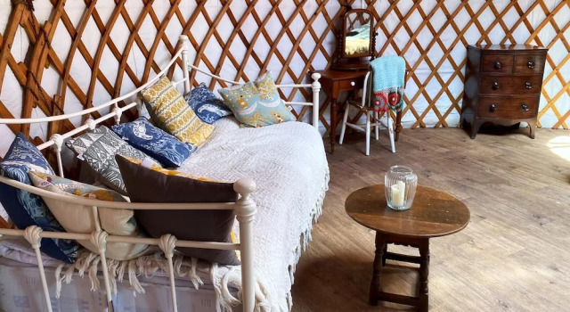 Beautiful Rural Yurt With Wood Fired hot tub